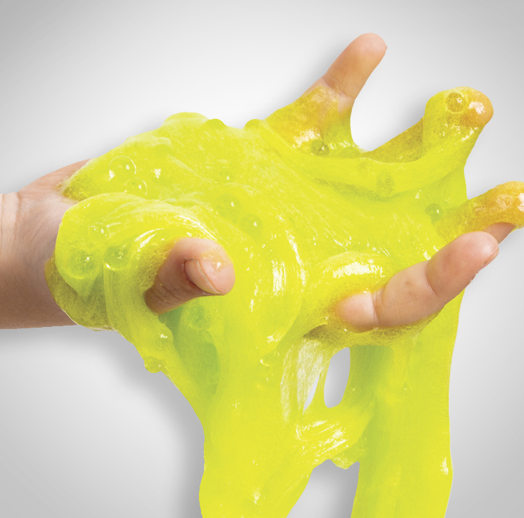 Vert Collant Slime Dans Les Mains Des Enfants. Une Petite Fille