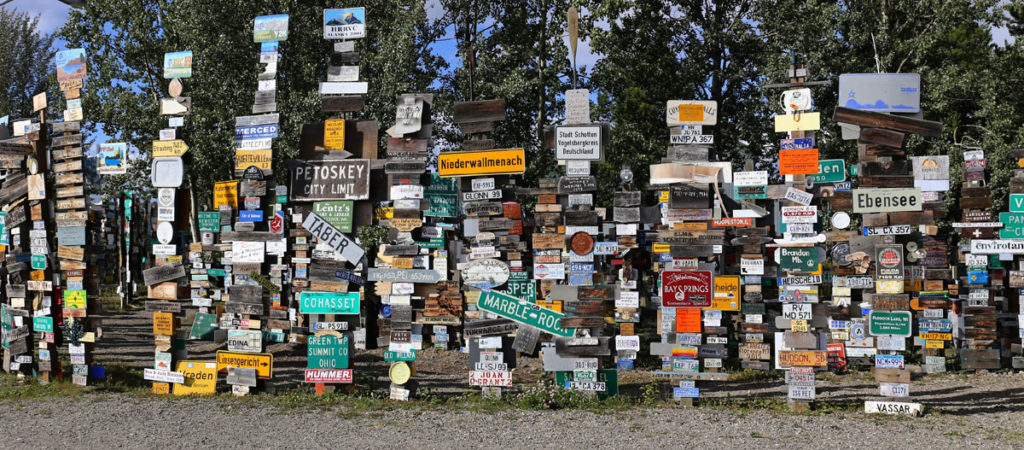 Une forêt de panneaux de signalisation !