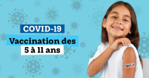 Une petite fille relève la manche de son t-shirt et montre fièrement le pansement sur son bras après avoir reçu un vaccin. Arrière-plan bleu pâle avec motifs de coronavirus. Texte: COVID-19. Vaccination des 5 à 11 ans.