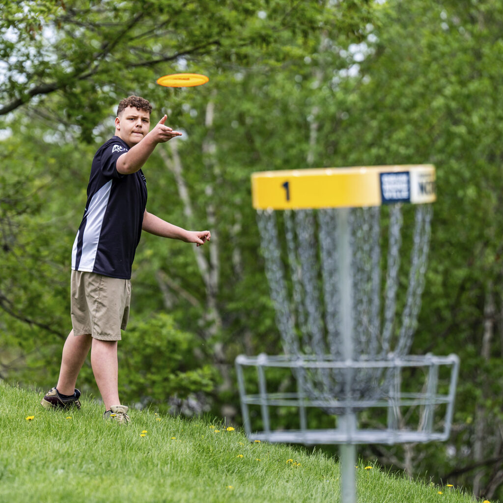 As-tu déjà joué au disque-golf?