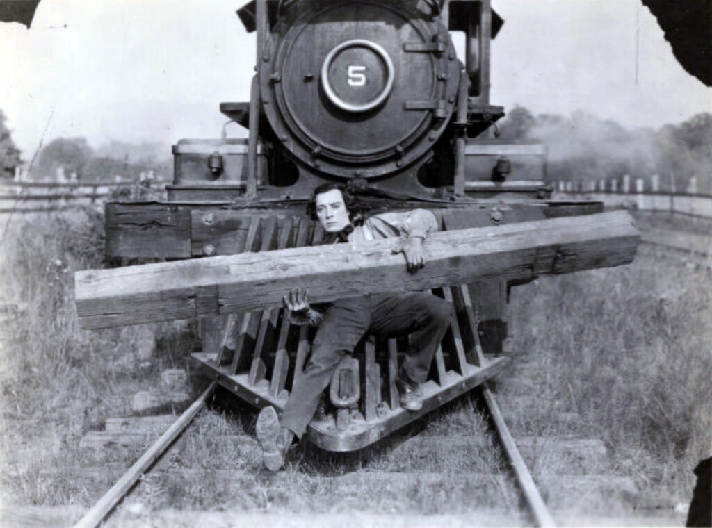 Buster Keaton poussé par un train dans le film Le mécano de la Générale